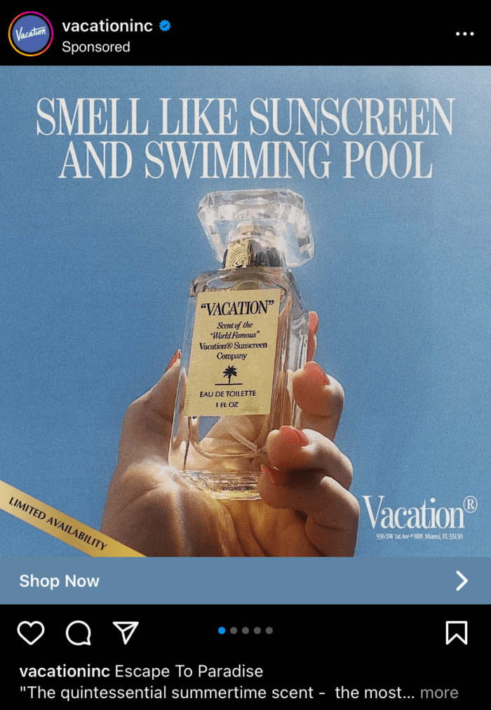 Une publicité Instagram de Vacation qui montre une main tenant le flacon de parfum de la marque et un texte au-dessus de la main qui dit "Sentez la crème solaire et la piscine".