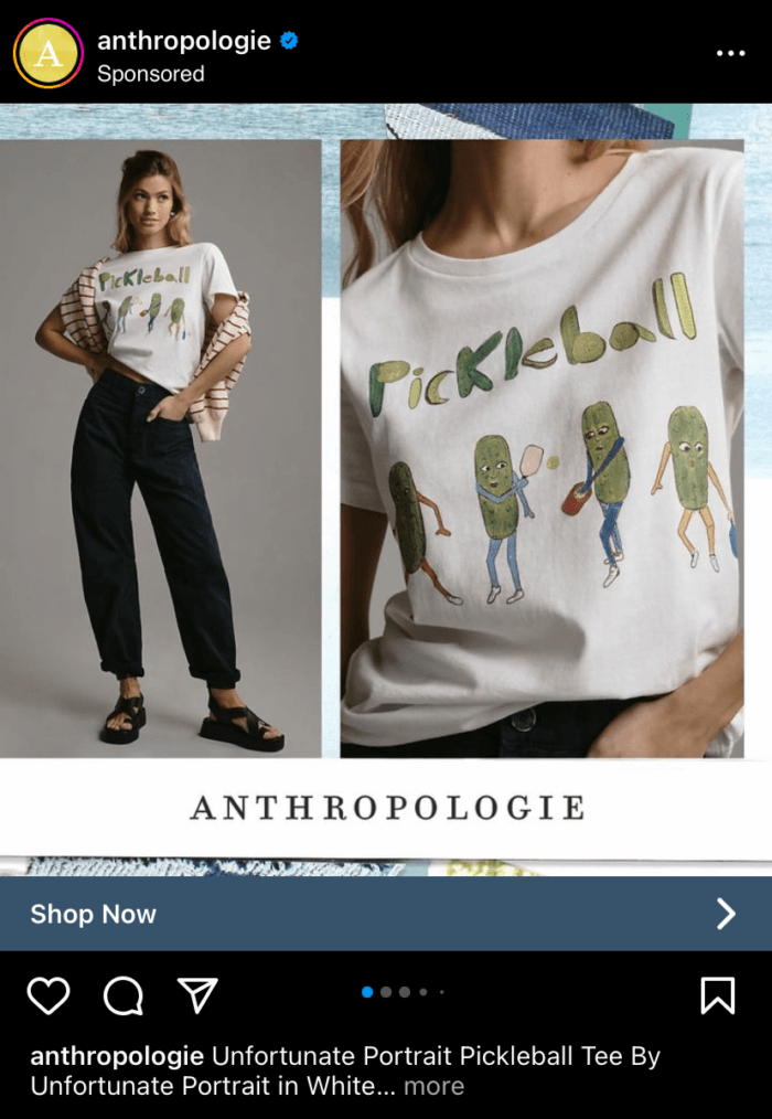 La première diapositive d'une publicité carrousel Instagram d'Anthropologie qui présente un mannequin portant le t-shirt dont elle fait la promotion.