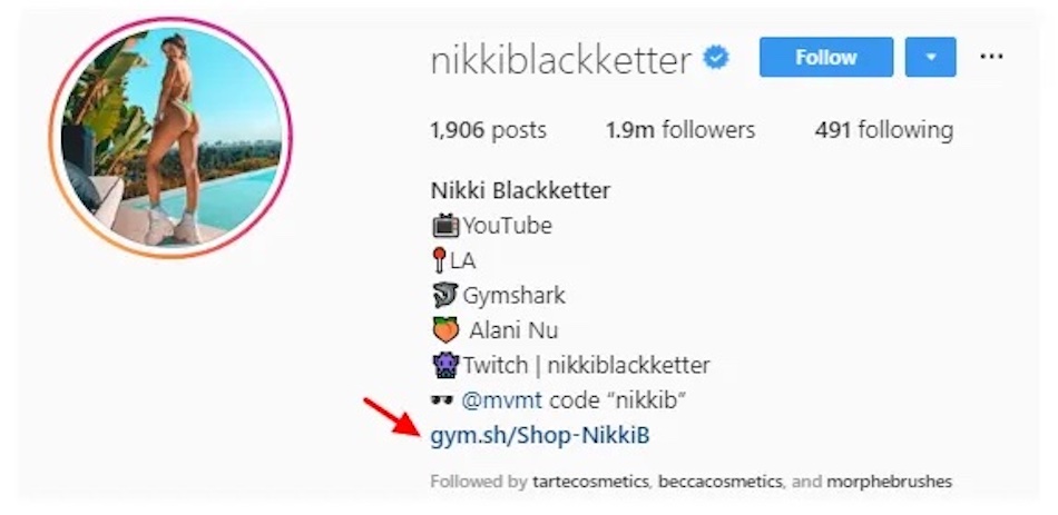 Un'intestazione Instagram per l'istruttrice di fitness Nikki Black Ketter include un collegamento alla sua pagina di shopping sponsorizzato sul sito web di Gymshark.