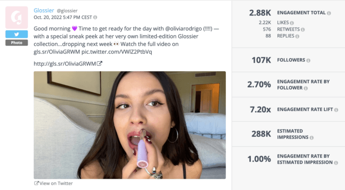 Glossiers Tweet zur Ankündigung ihrer limitierten Produktlinie mit Olivia Rodrigo enthält einen Videolink, um zu sehen, wie Olivia die Produkte der Beauty-Marke für eine „Get Ready with Me“-Sitzung verwendet.