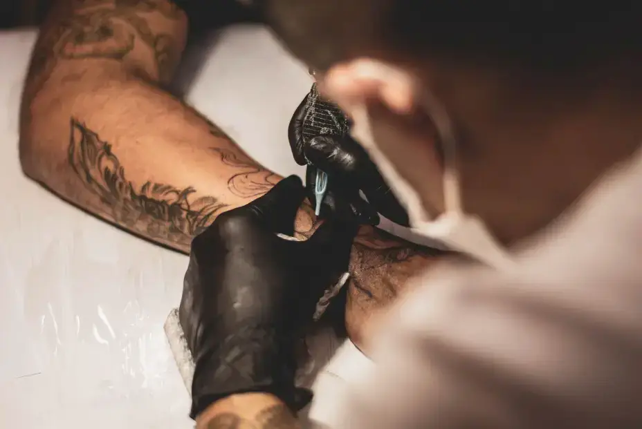 inkbox-tatuagem-empresa-sendo-tatuada-imagem