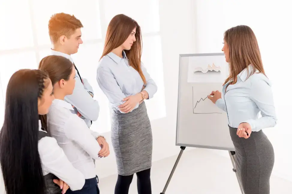 equipe de marketing tendo uma reunião