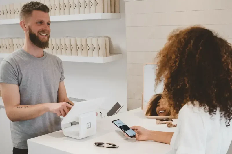 bărbat-și-femeie-folosind-tehnologia-pos-într-un-cadru-modern-de-retail