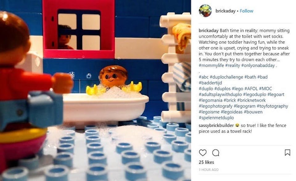 Um usuário publica uma foto em sua conta do Instagram de sua entrada no desafio do bloco Lego duplo, que retrata uma cena que envolve uma mãe tentando dar banho em seu filho.