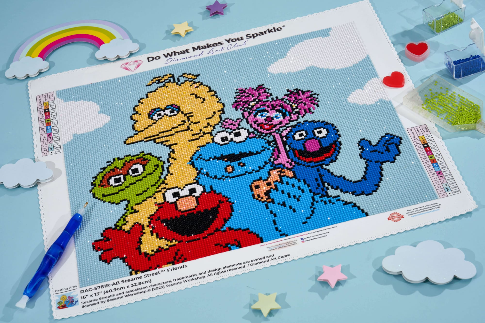 Foto perlengkapan seni berlian Sesame Street yang menampilkan Elmo, Big Bird, Cookie Monster, Oscar, Abby Cadabby, dan Grover.