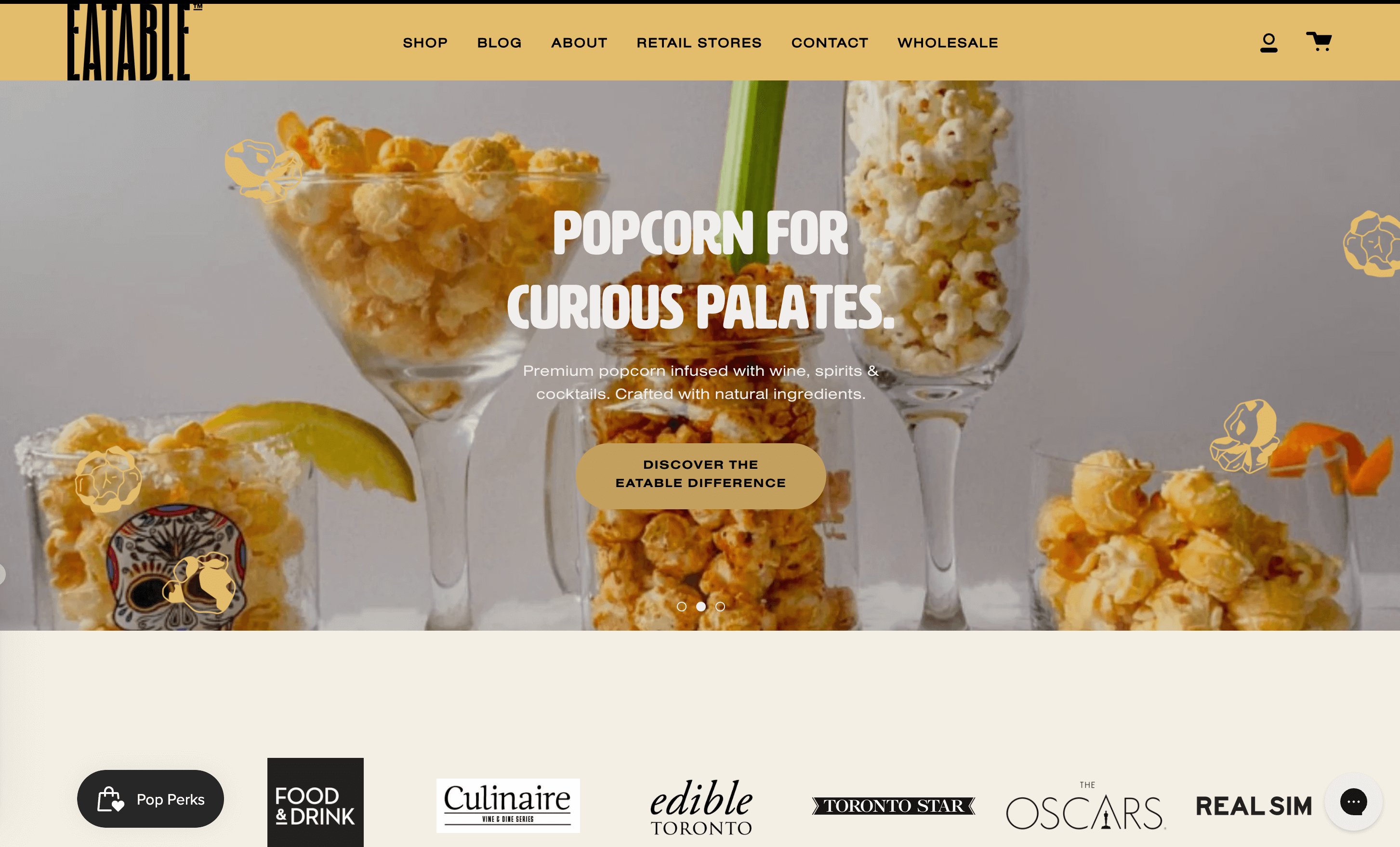 EATABLE 主页的屏幕截图显示了装满爆米花的酒精杯的图像。标题是“为好奇的口味爆米花”。