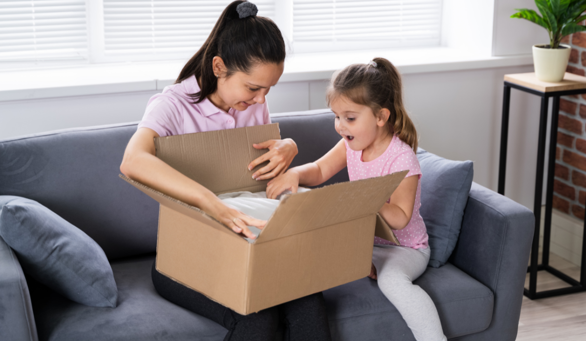 Mutter und Tochter öffnen ein Paket