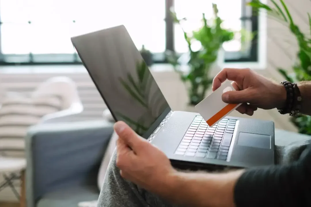 hombre-en-casa-con-laptop