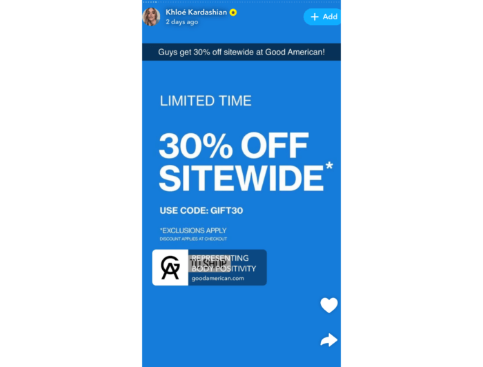 O captură de ecran a poveștii Snapchat a lui Khloe Kardashian, care conține o reclamă pentru o reducere de 30% la vânzarea pe tot site-ul Good American pe timp limitat.