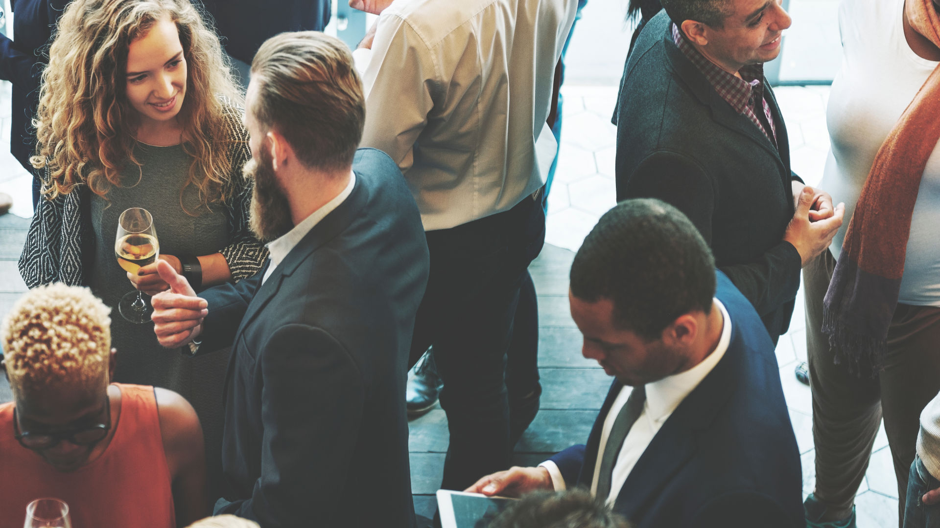 Una imagen muestra a un grupo de personas en una actividad de networking.