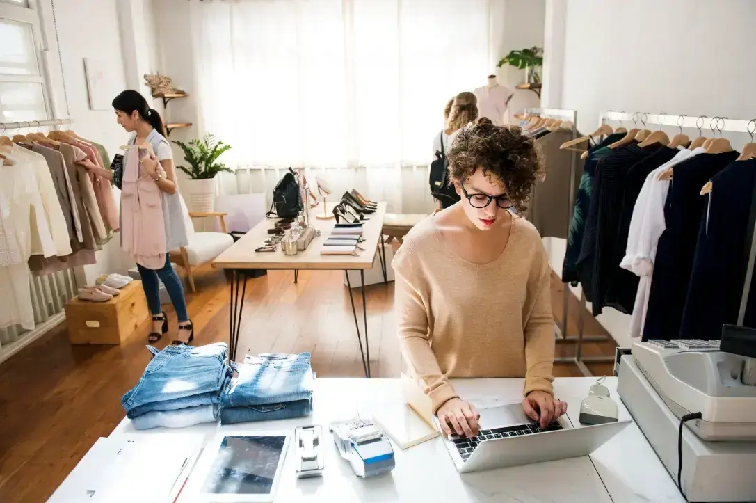 mulher-empresária-está-usando-laptop