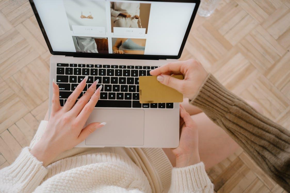 Foto stock gratuite di Persona che acquista beni online