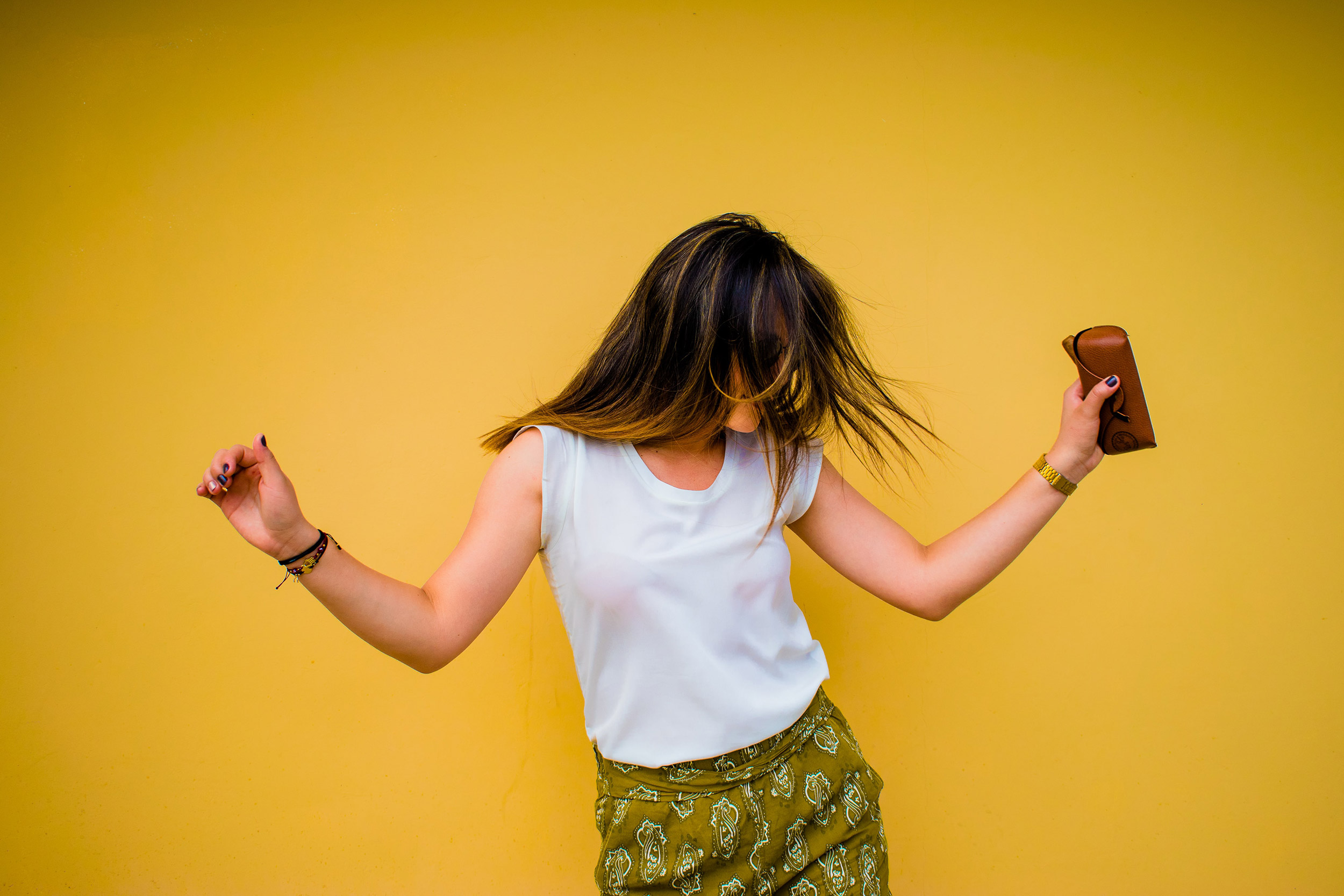 Fille qui danse sur fond jaune