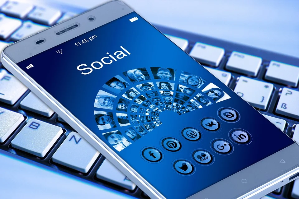 social media pe un smartphone