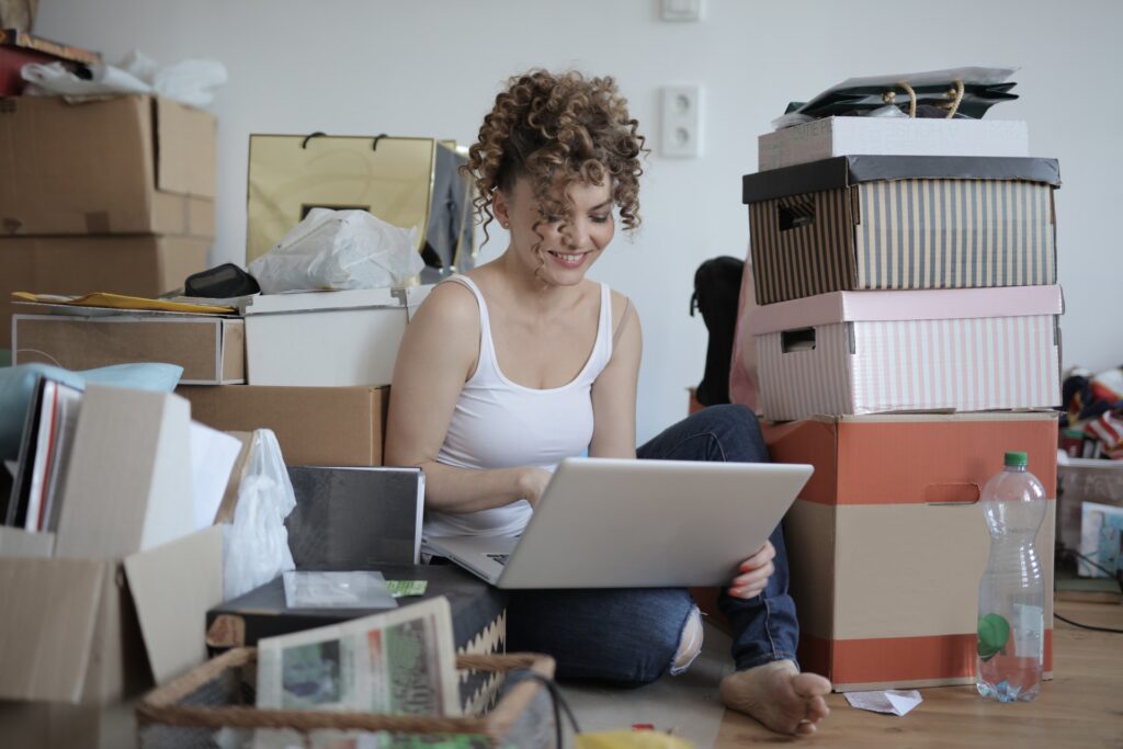 Frau Online-Shopping im Erdgeschoss