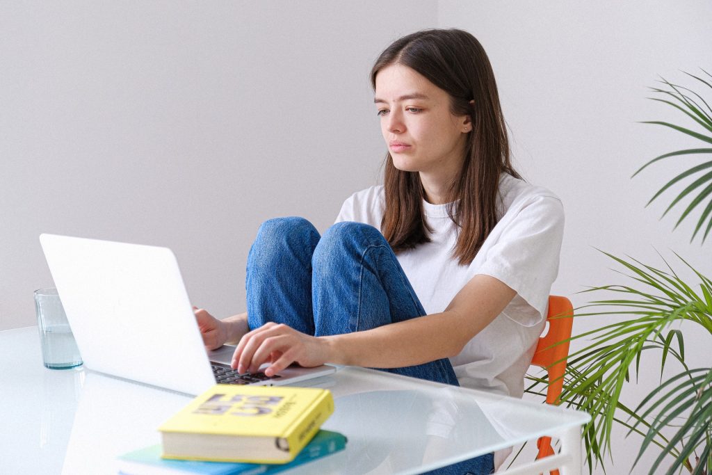 mujer estudiando