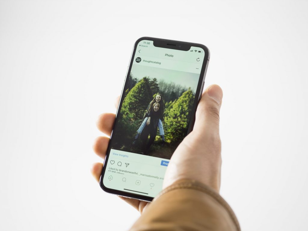 Telefono che mostra il post di Instagram