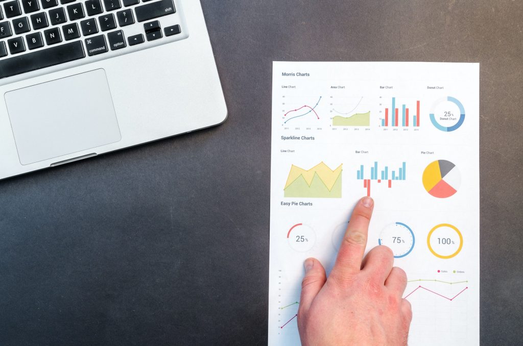 Person, die gedrucktes Diagramm analysiert