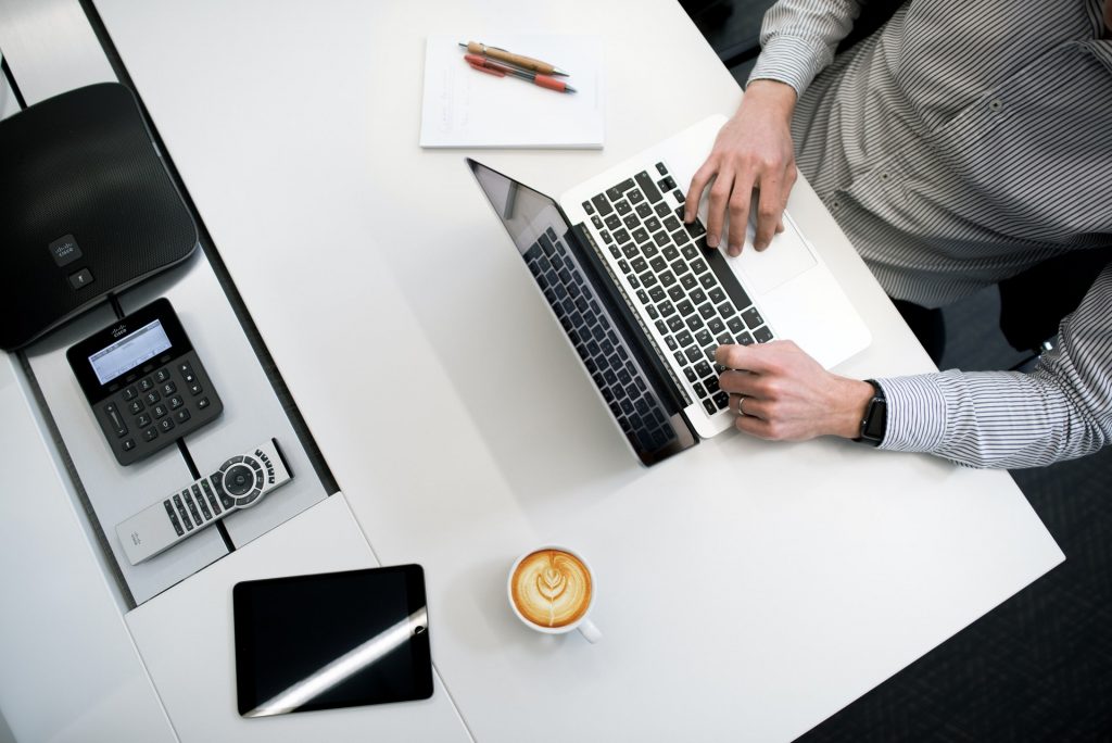 Homme au bureau