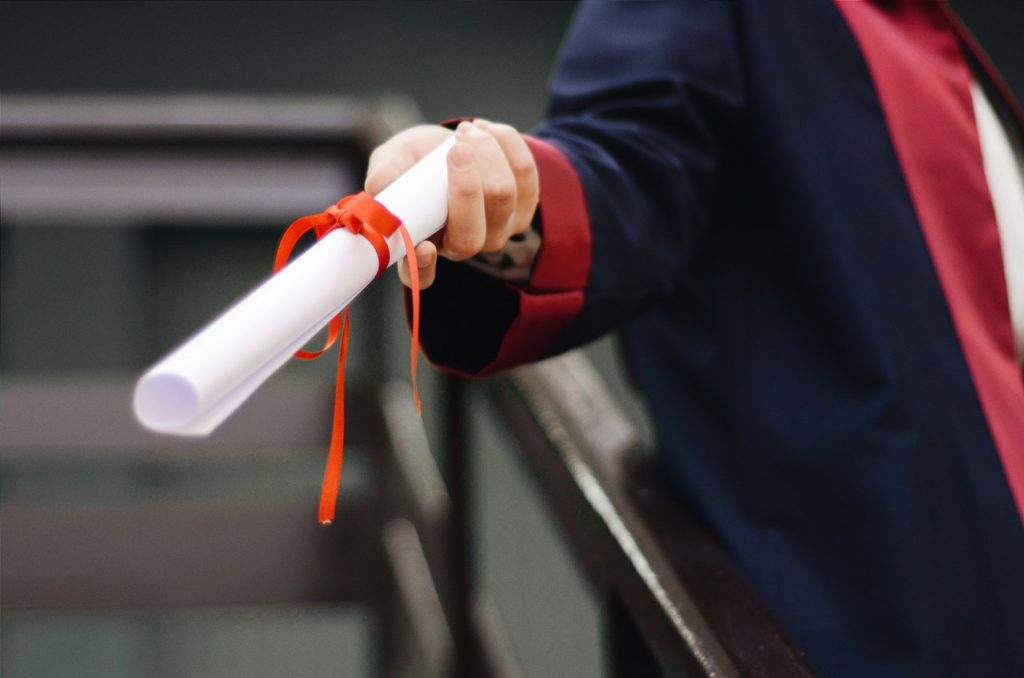 Personne titulaire d'un diplôme