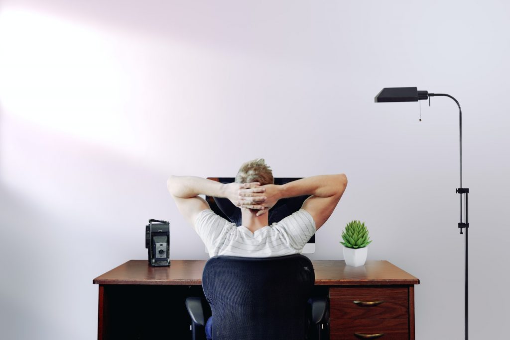 Homme assis au bureau pensant