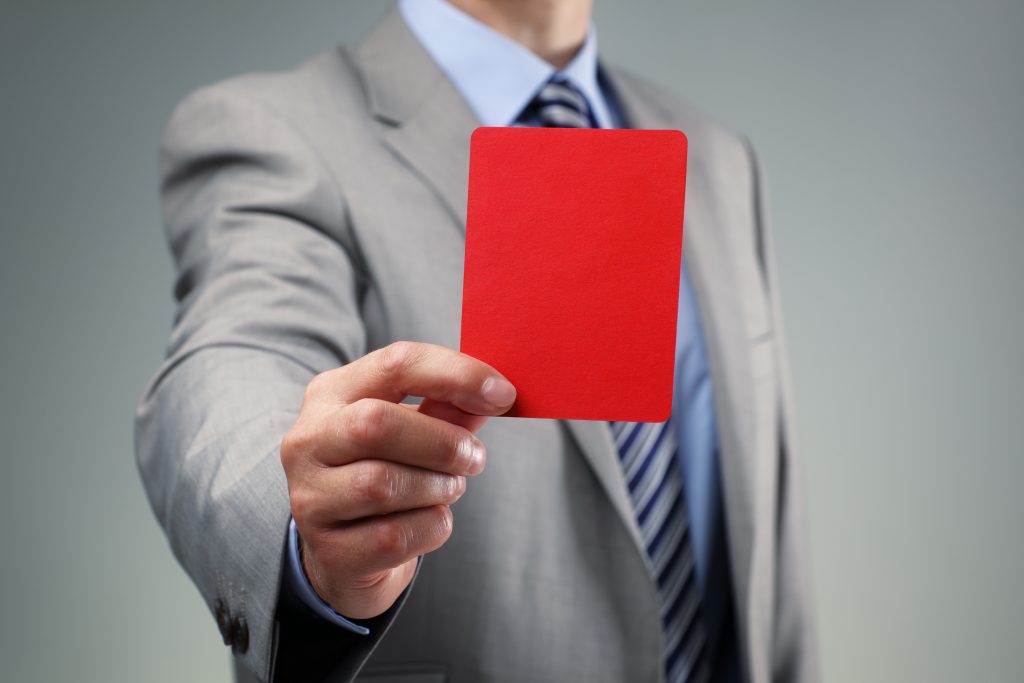 Homem segurando cartão de penalidade