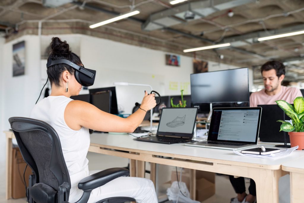 Mulher com fone de ouvido VR no escritório