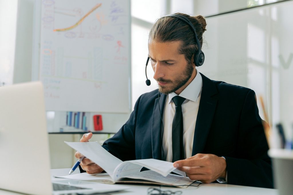 Agente de atendimento ao cliente olhando papéis