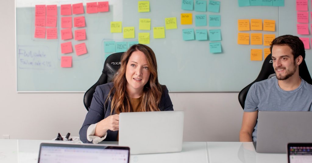 Personnes au bureau avec des ordinateurs portables