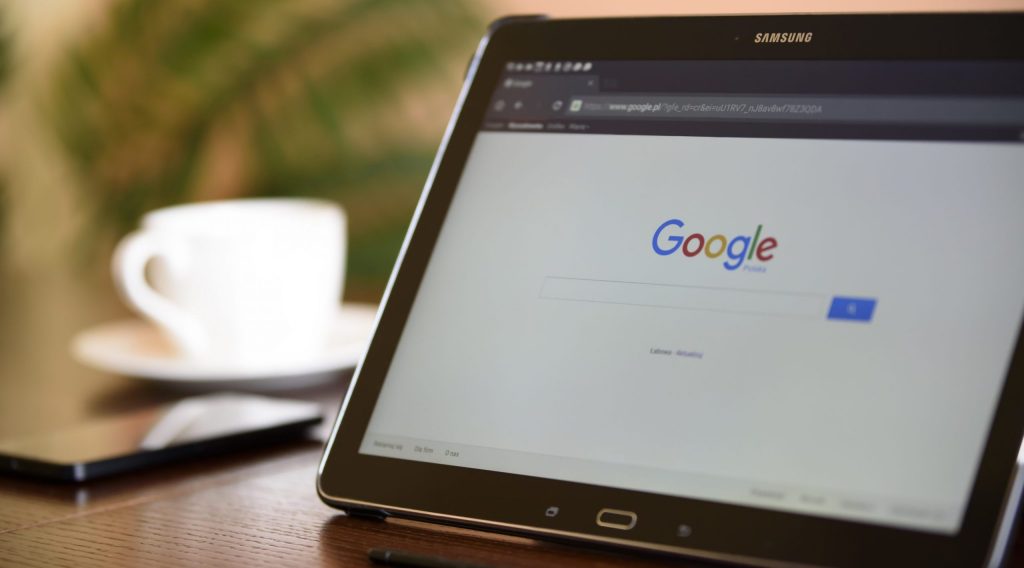 Tablet samsung hitam di halaman google