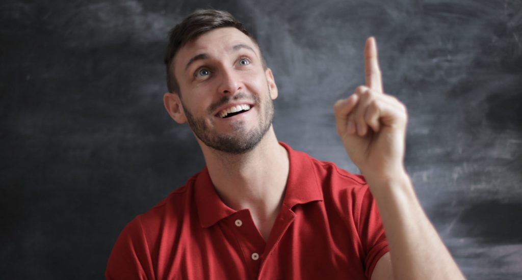 Homem de camisa polo vermelha achou uma boa ideia