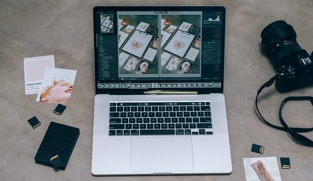 Macbook pro à côté d'un casque noir