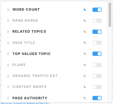 Pantalla de configuración de la tabla de MarketMuse que muestra cómo se pueden alternar las columnas y cambiar el orden de visualización.