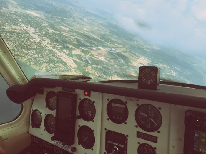 Los errores de datos se pueden evitar con un tablero fuerte, como el tablero y los controles de este avión con un paisaje verde