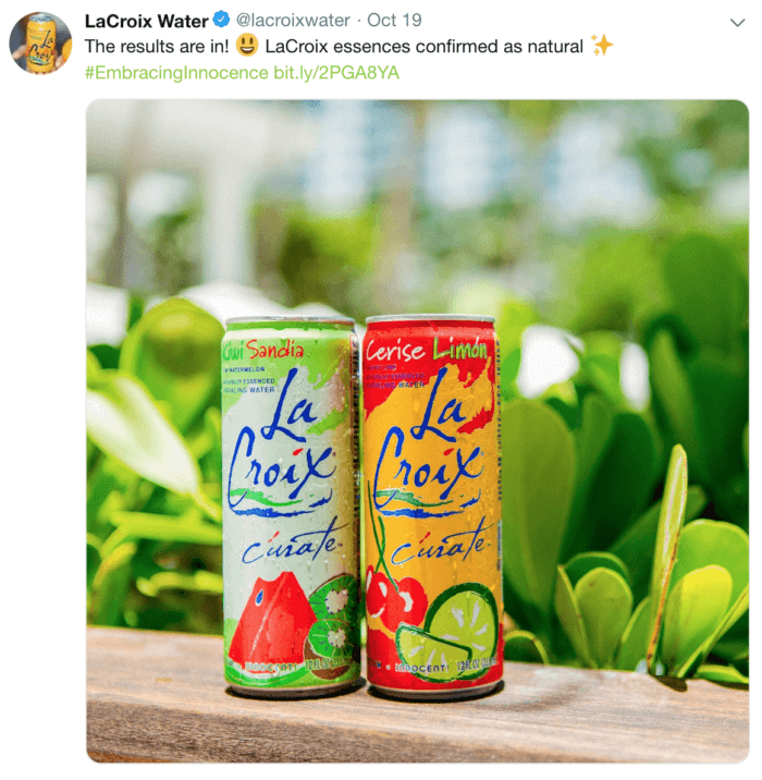 来自 LaCroix 的推文，其中有两罐 LaCroix 对着草地