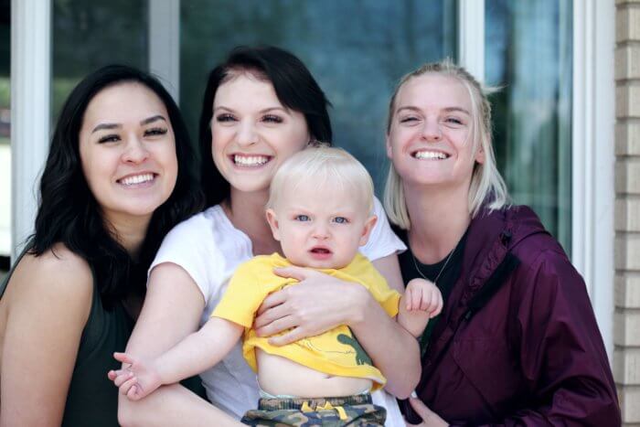 Un groupe de trois mamans et un bébé