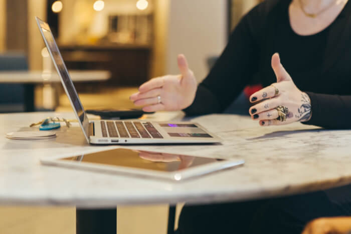 Le spécialiste de la communauté devant un ordinateur portable et un iPad est un membre essentiel de toute équipe de médias sociaux