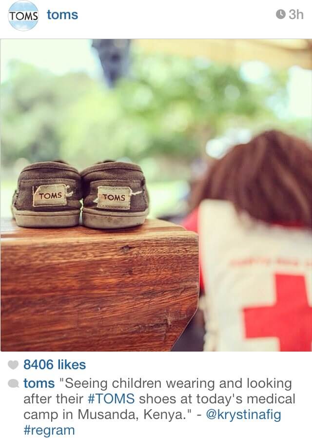 รองเท้า TOMS คู่เก่าที่มีกระเป๋ากาชาดอยู่เบื้องหลังในเคนยา