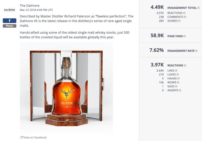 Фотография бутылки Dalmore нового выпуска между двумя зеркалами.