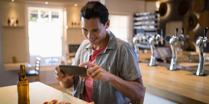 cliente tomando foto de comida