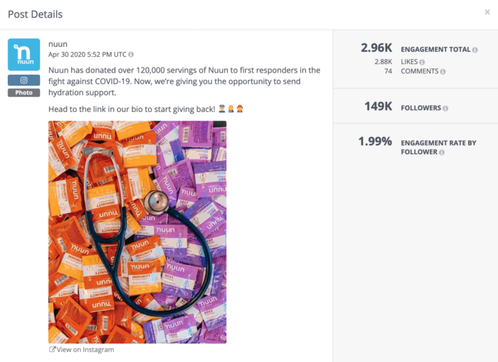 Post di Instagram di Nuun con uno stetoscopio e pacchetti di idratazione