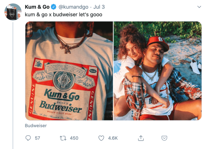 Kum and Go e Budweiser tweet com jovens vestindo mercadorias em uma praia