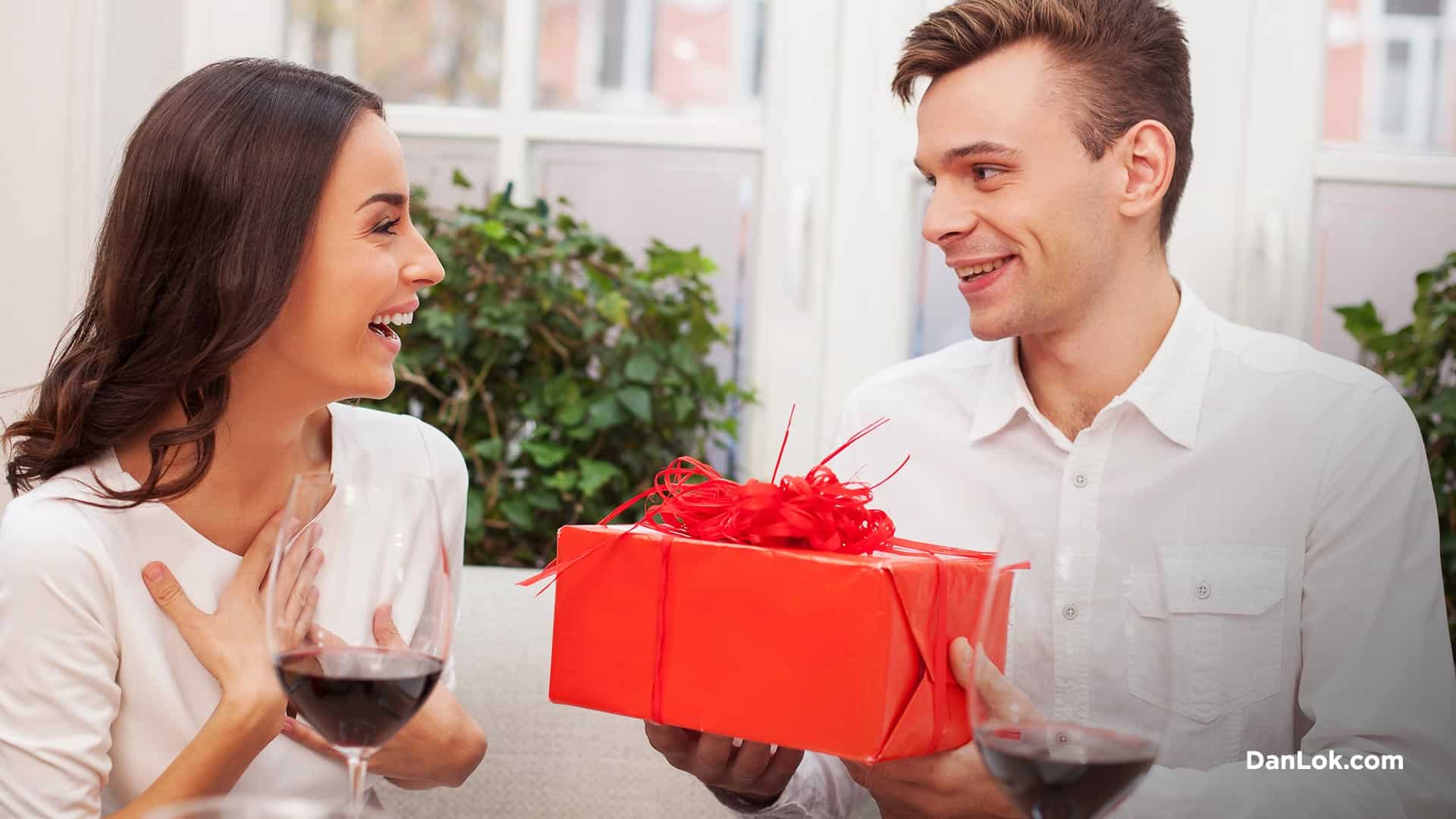 Hombre dando un regalo a su esposa