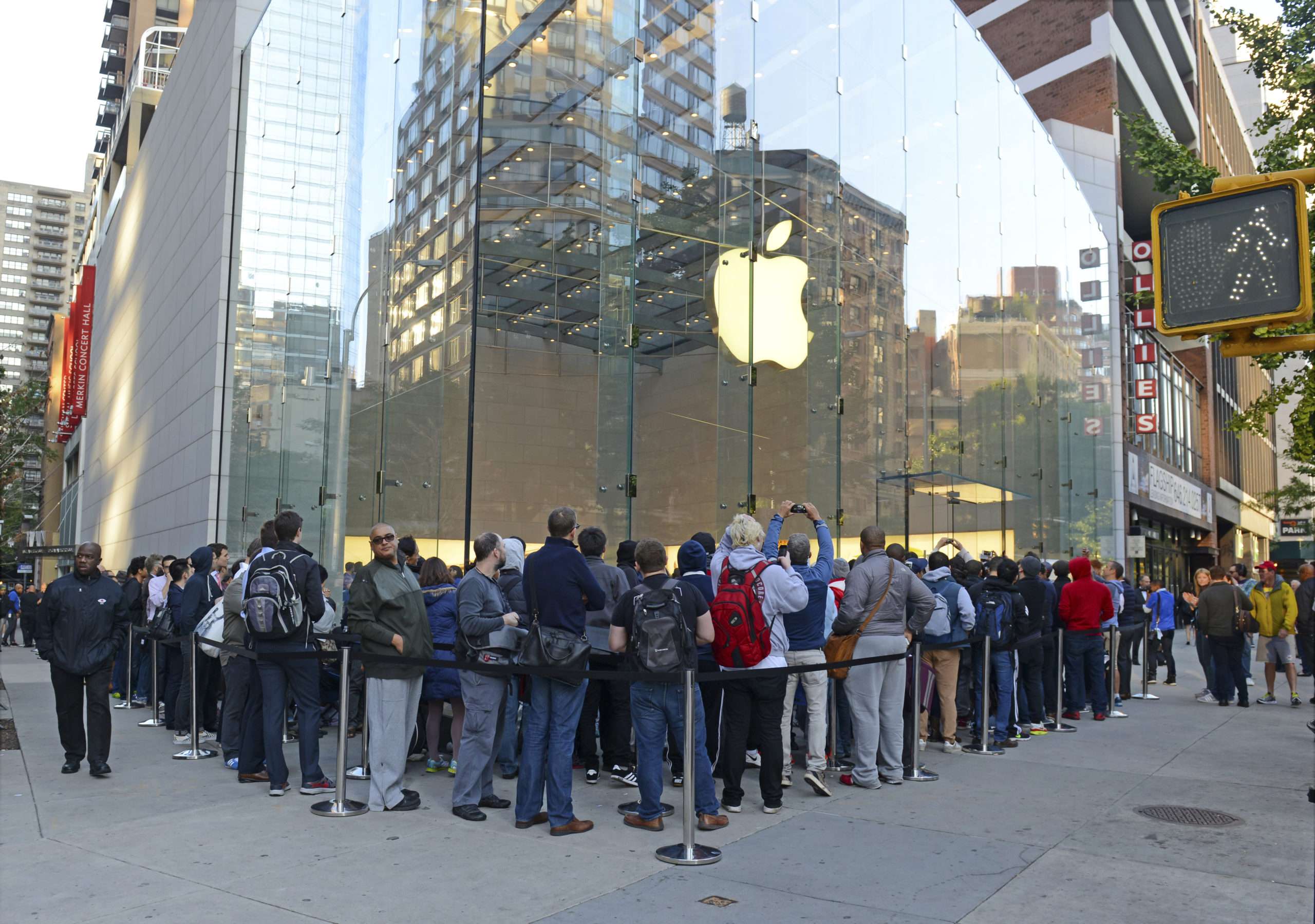 ligne à l'extérieur d'un magasin Apple