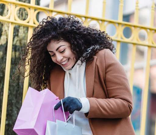 Donna che guarda nel sacchetto del regalo